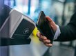Клиенты Сбербанка сохранят бесконтактную оплату смартфоном