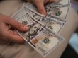 Курс доллара впервые за четыре года опустился ниже 58 рублей