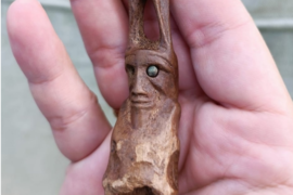 Фигурка в древней могиле в Хакасии