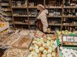 Европейцев удивили забитые полки супермаркетов в России
