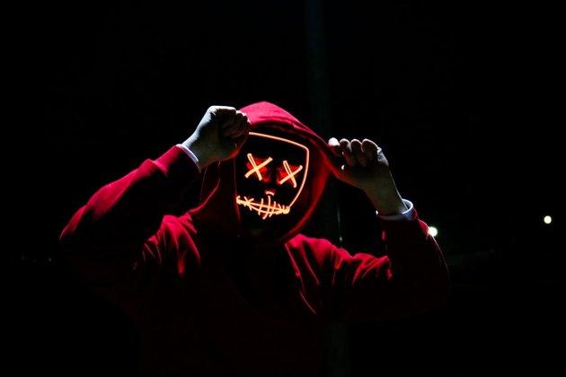 Стилизованный хакер в капюшоне и маске