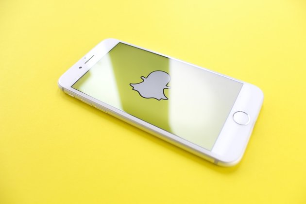 Логотип Snapchat на смартфоне