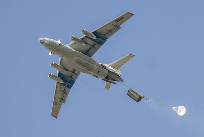 БМД десантируется с военно-транспортного самолета Ил-76