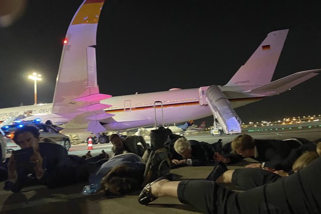 Делегация Германии во время воздушной тревоги в аэропорту Бен-Гурион