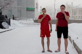 Мужчины с мороженым в морозы в Новосибирске