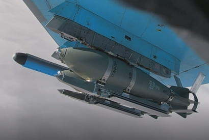 Бомбы с универсальным модулем коррекции и планирования на подвеске Су-34
