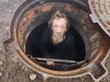 Россиянин десять лет прожил в канализационном колодце