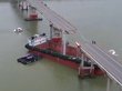 Грузовое судно снесло мост в Китае. ВИДЕО
