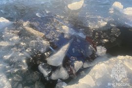 Внедорожник ушел под лед Байкала