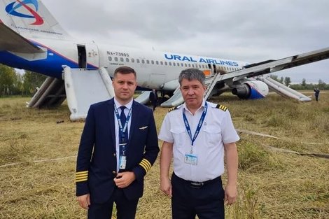 Командир Airbus A320 Сергей Белов (слева) и второй пилот Эдуард Семенов