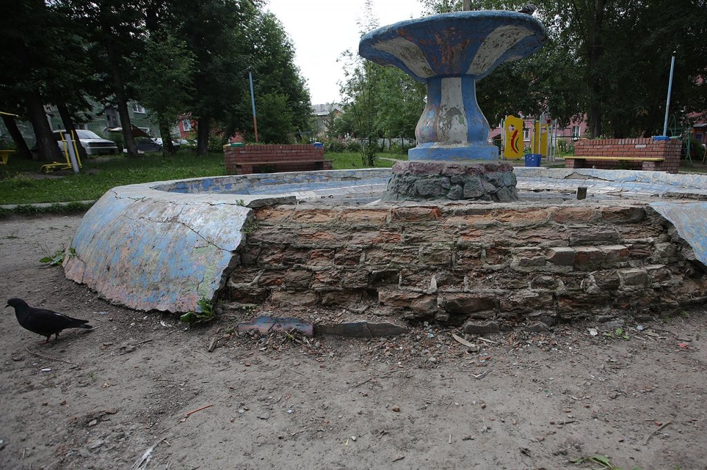 В Новосибирске на Кропоткина фонтан забил горячей водой