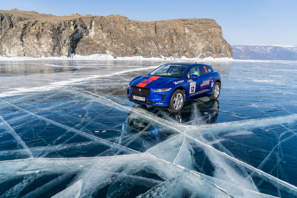 Можно на машине на лед. Лед Байкал дрифтеры. Машина во льду. Гонки по льду Байкала. Байкал зимой на машине.