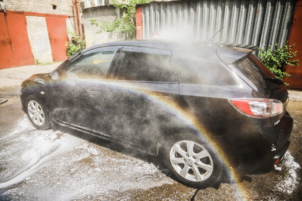 Можно мыть машину возле частного дома. Где помыть машину на Яровом. Моет свою машину во дворе. Фото из окна.