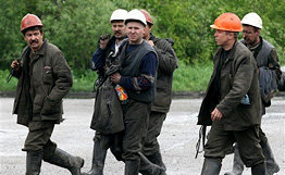 Тела двух погибших при аварии на шахте в Воркуте горняков, обнаруженные спасателями накануне, подняты на поверхность и опознаны.. Фото: © АФП 2007, YURI YURIYEV .