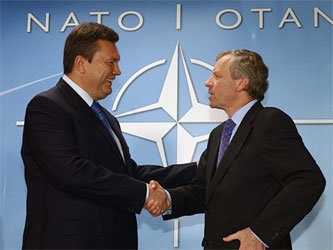 Президент Украины Виктор Янукович и бывший генсек НАТО Яап де Хооп Схеффер. Фото с сайта www.nato.int