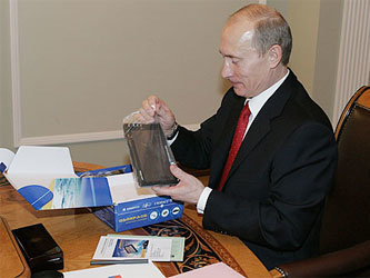 Премьер-министр РФ Владимир Путин распечатывает навигационное устройство системы ГЛОНАСС. Фото с сайта www.kremlin.ru