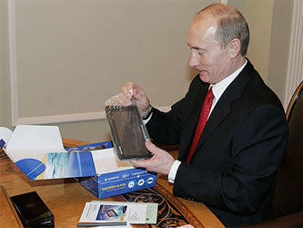 Владимир Путин распечатывает устройство системы ГЛОНАСС. Фото с сайта Wikipedia.org