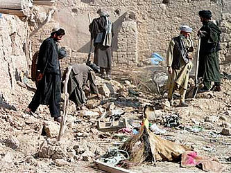Афганцы осматривают разрушенное здание. Фото с сайта immelman.us