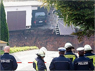 Полицейские Шмакальдена возле провала. Фото с сайта donaukurier.de