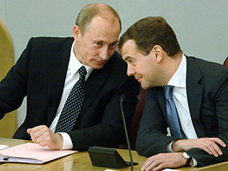 Владимир Путин и Дмитрий Медведев. Фото с сайта dni.ru
