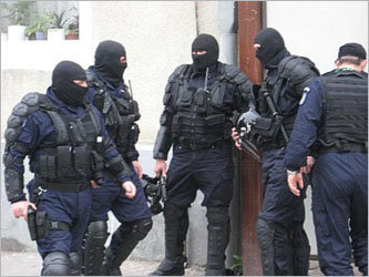 Французские жандармы во время спецоперации. Фото с сайта trendsupdates.com