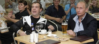 Дмитрий Медведев и Владимир Путин наблюдают за игрой российских футболистов. Фото с сайта segodnya.ua