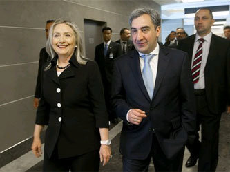 Хиллари Клинтон и Ника Гилаури. Фото с сайта kansas.com