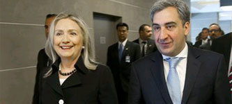 Хиллари Клинтон и Ника Гилаури. Фото с сайта kansas.com