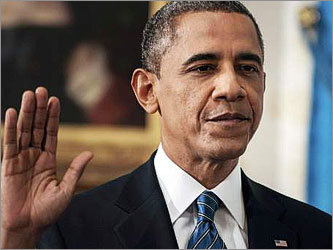  Барак Обама во время присяги. Фото Reuters