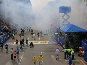 На финише бостонского марафона в момент взрыва. Фото с сайта mashable.com