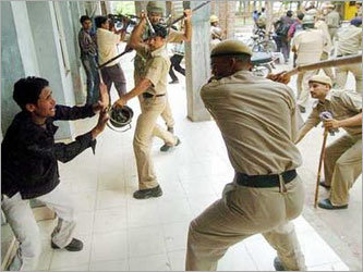 Полицейские штата Ассам задерживают злоумышленников. Фото с сайта bhrpc.wordpress.com