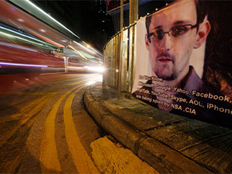 Плакат с изображением Эдварда Сноудена и призывом помнить о слежке со стороны спецслужб. Фото с сайта www.huffingtonpost.co.uk 