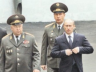Виктор Золотов (за спиной Владимира Путина). Фото с сайта fresh.co.il 