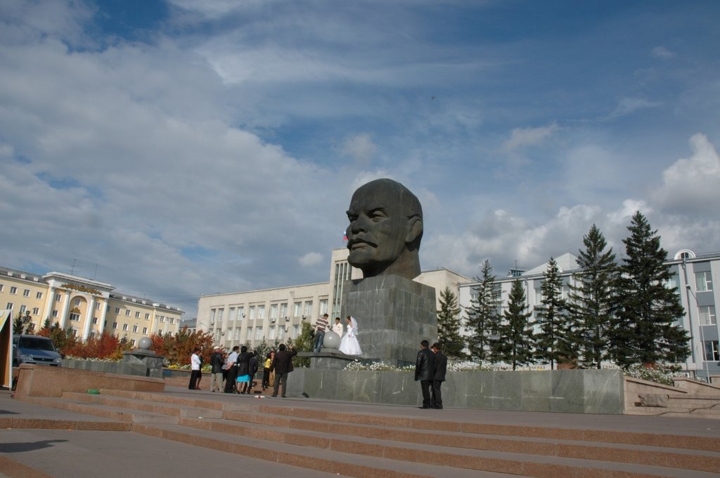 памятник ленину на площади октября