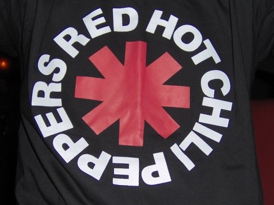 Барабанщик Red Hot Chili Peppers сыграл бесплатно на улице