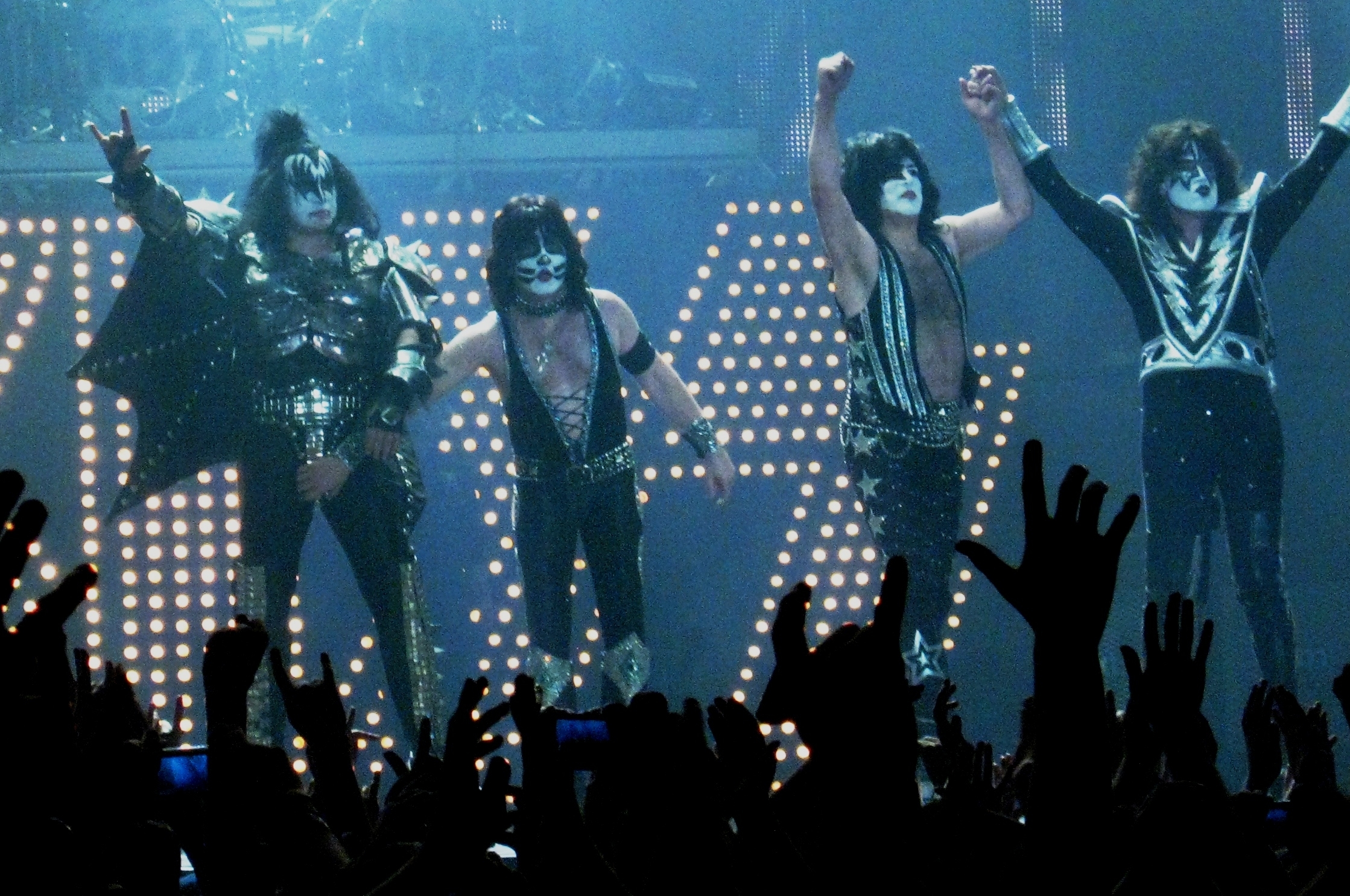 Лидер рок-группы Kiss решил запатентовать «козу»