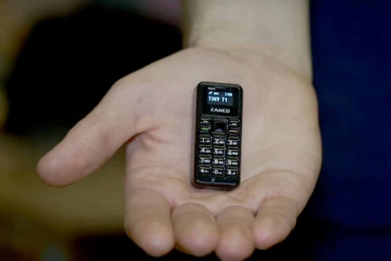 Фотография маленького телефона. Zanco tiny t1. Телефон Zanco tiny. Самый маленький смартфон. Самый маленький сотовый телефон.