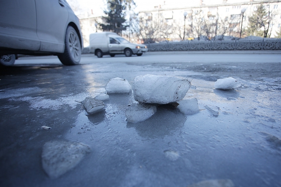 На дороге снег обмяк под ногами каша