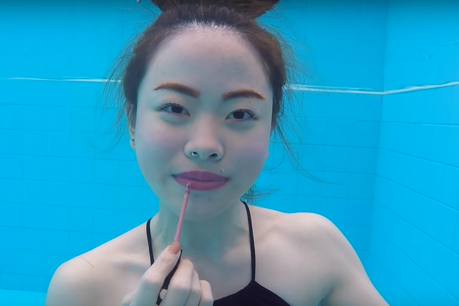 Бьюти-блогеры научились делать макияж под водой