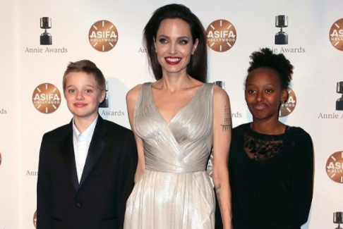 Джоли пояснила странные наряды ее дочерей