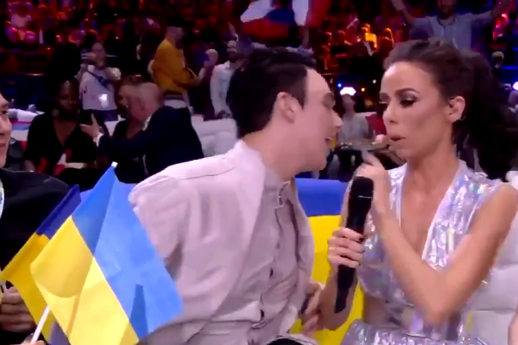 Украинский участник «Евровидения» укусил ведущую