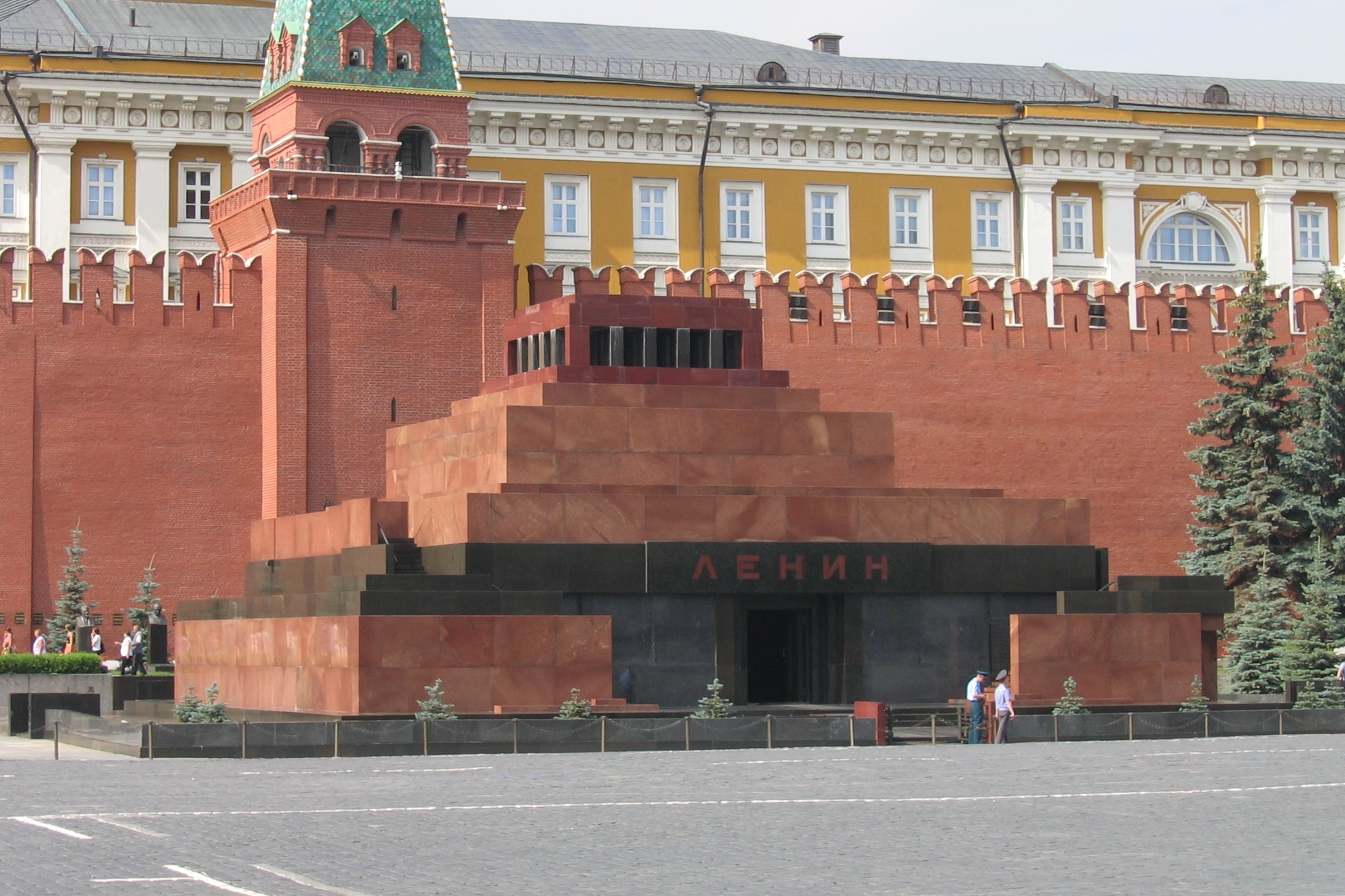Мавзолей ленина архитектурный стиль. Ленин на красной площади в мавзолее. Мавзолей Ленина (красная площадь) Щусев. Мавзолей Ленина на красной площади Архитектор.