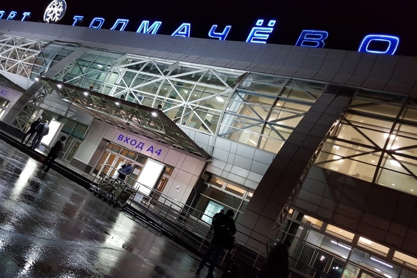 Отзывы аэропорт новосибирска. Аэропорт Толмачево Новосибирск. Аэропорт Толмачево Новосибирск внутри. Аэропорт Новосибирск внутри. Аэропорт Новосибирск Толмачево внутри ночью.