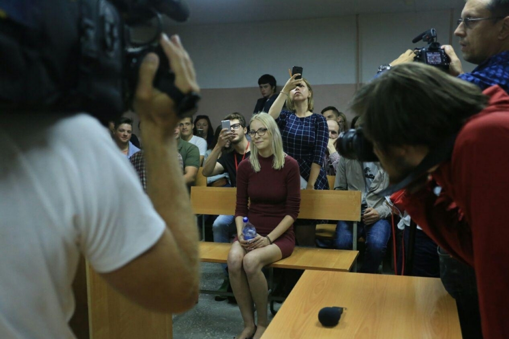 Известный рэпер пришел на суд в Барнаул поддержать Мотузную