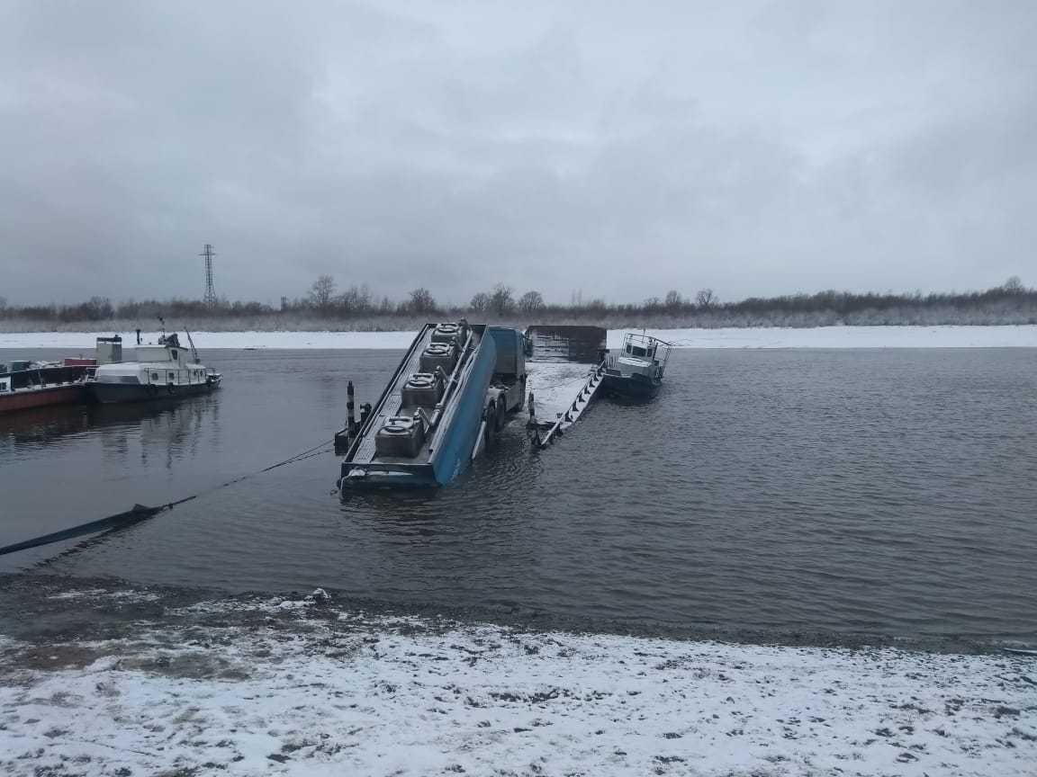 Под паром. Затопленная баржа Завьялово. Завьялово затонувшая баржа. Аварии речных судов. Происшествия на речном флоте.