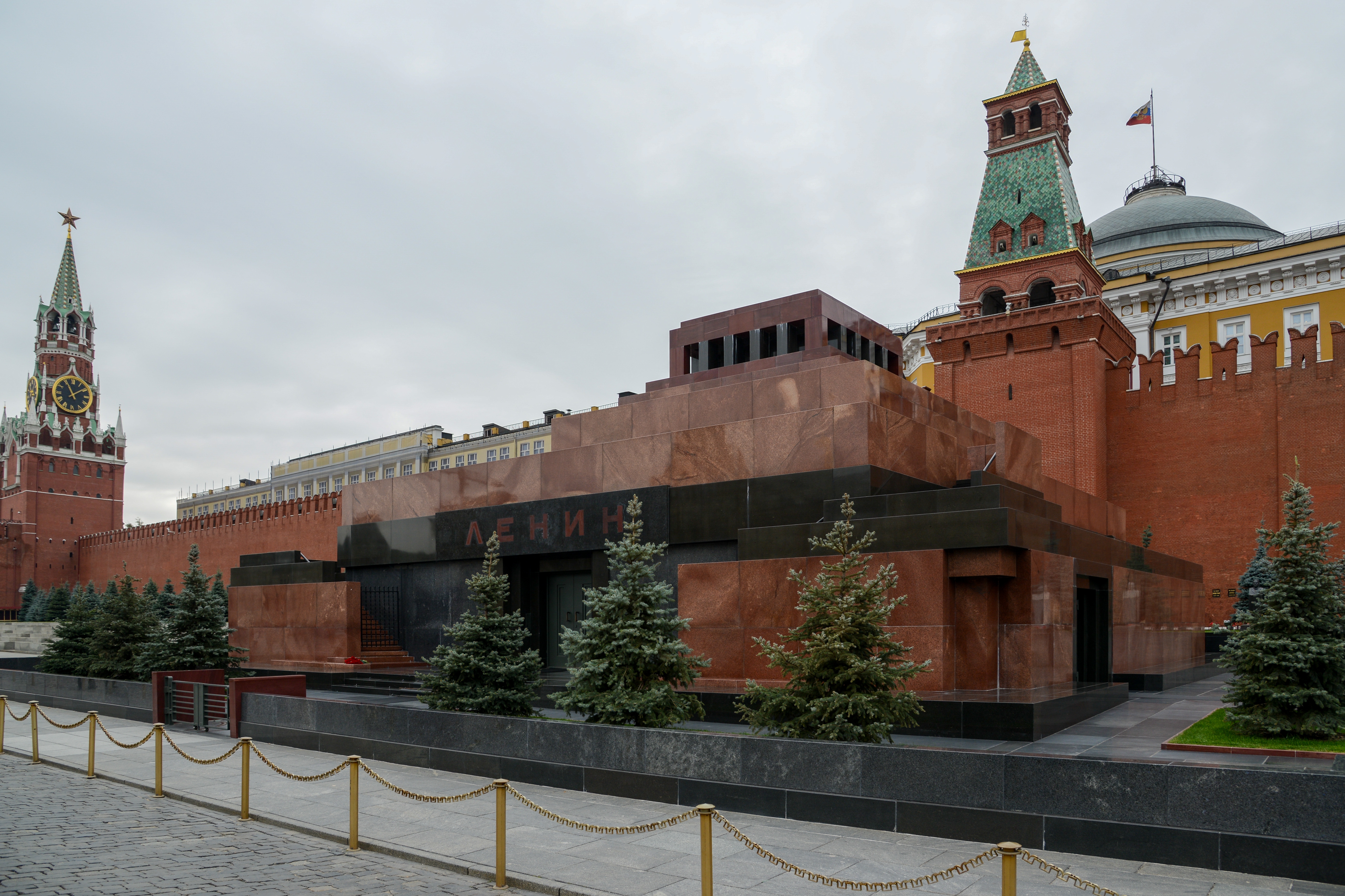 Кремлевские ленин. Мавзолей в.и Ленина на красной площади в Москве. Щусев мавзолей Ленина. Ленин на красной площади в мавзолее.