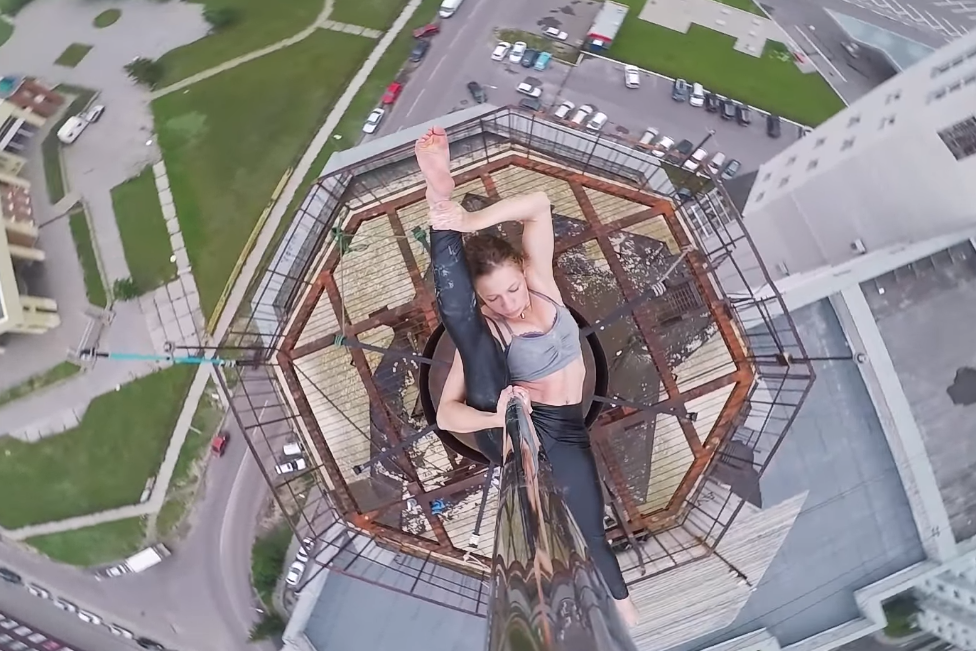 Россиянка показала танец на шесте на крыше небоскреба