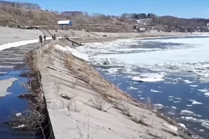 Где сейчас находится голова ледохода на оби. Ледоход Томск. Ледоход в Томске 2023 на Томи. Ледоход в Колпашево 2023. Голова ледохода на Оби сегодня 24.04.2023 года.