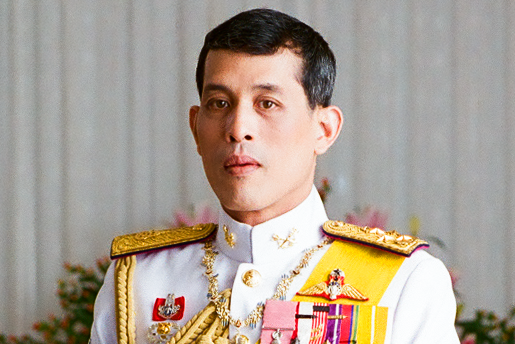 Король и десятка. Рама 10. Король рама 10. Рама 10 Король Тайланда с собакой. Где живет Король Таиланда в 23 году.