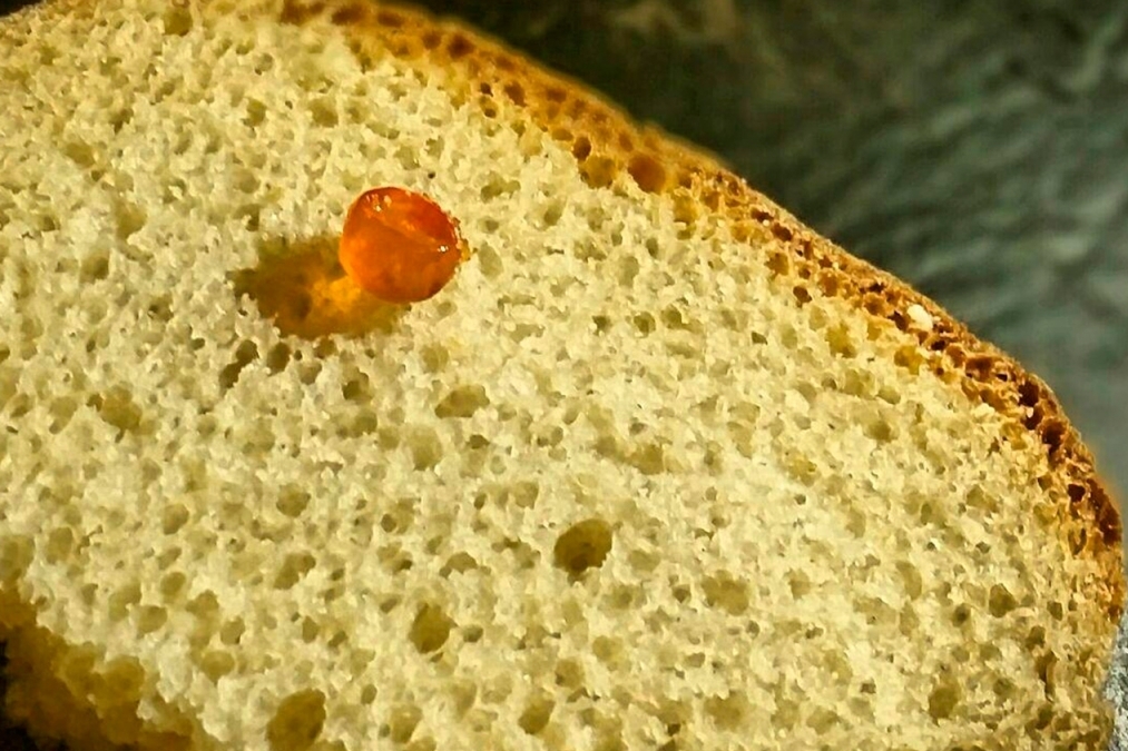 Ночью ем хлеб. Икра на хлебе фото. Фото икра красная с хлебом. Какой хлеб я люблю есть и почему.